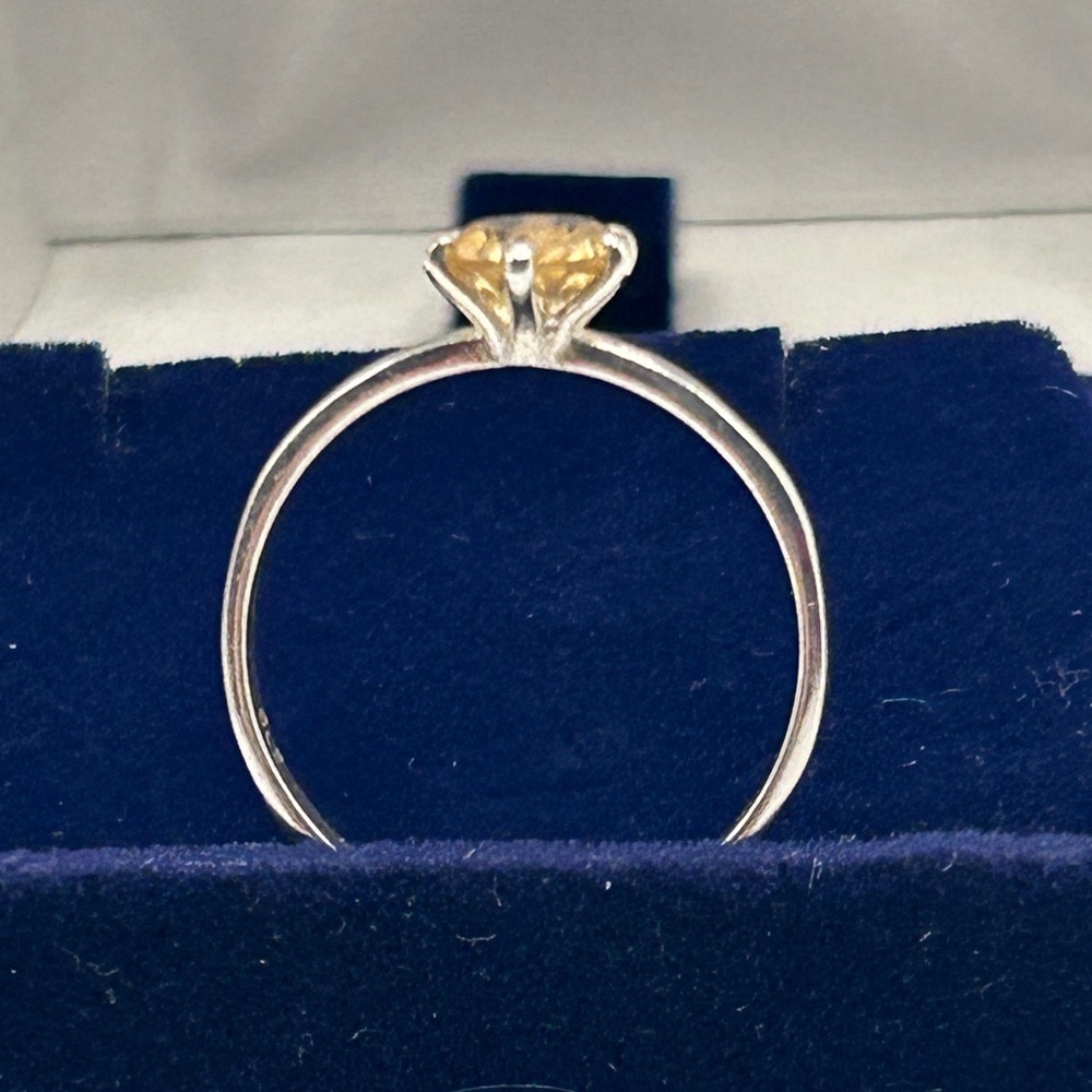 Vintage 925 Silver Ring with Yellow Cintrine Gemstone - Picture 3 of 9